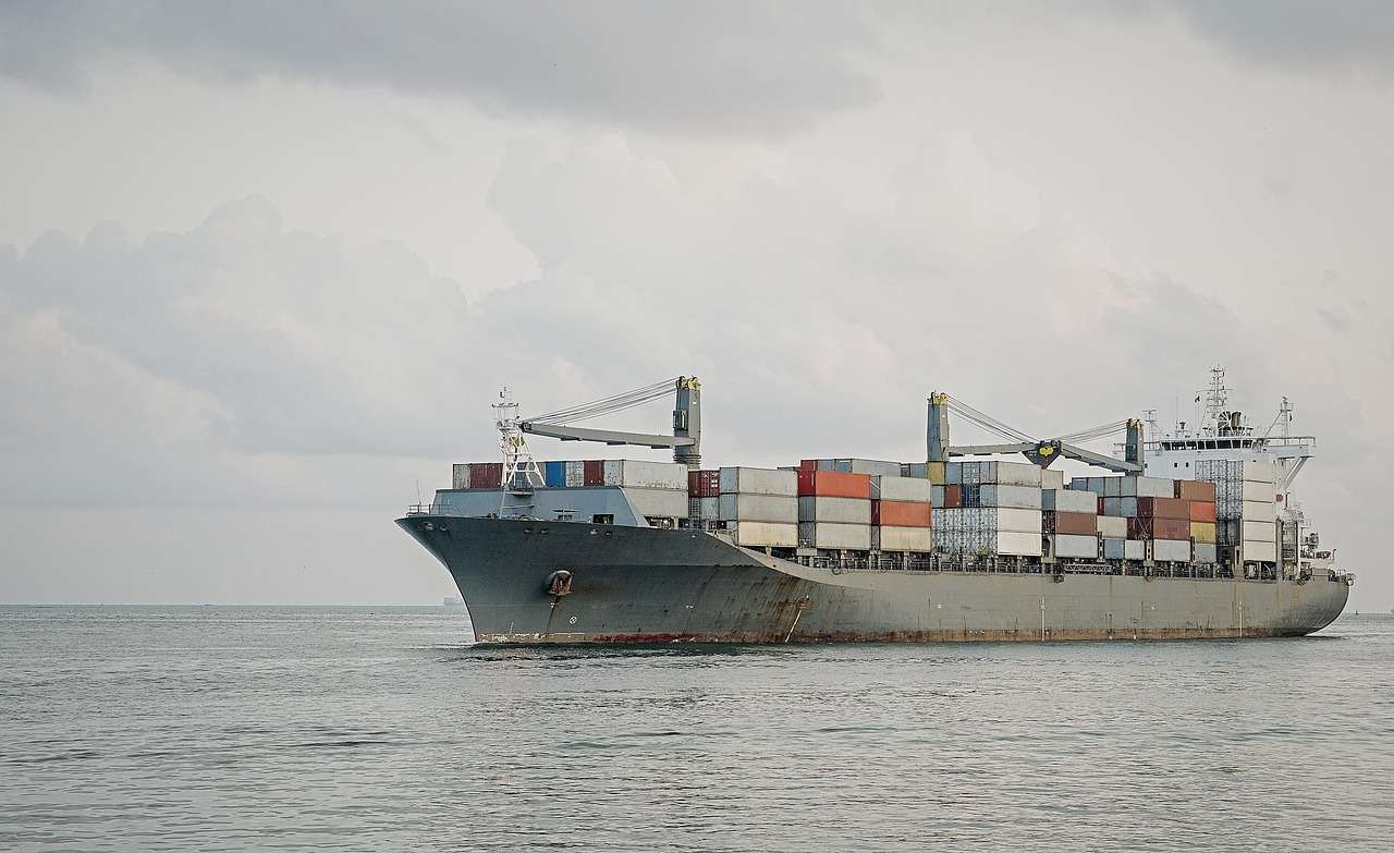 a-cargo-ship-5057045_1280